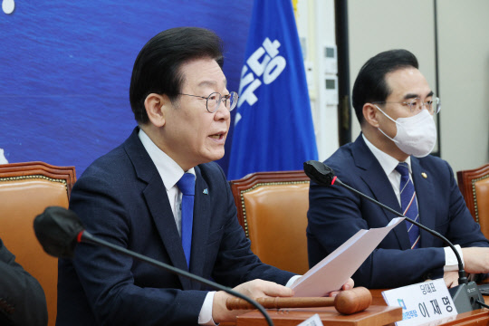 이재명 더불어민주당 대표가 18일 오전 국회에서 열린 최고위원회의에서 발언하고 있다. 오른쪽은 더불어민주당 박홍근 원내대표. [연합뉴스]